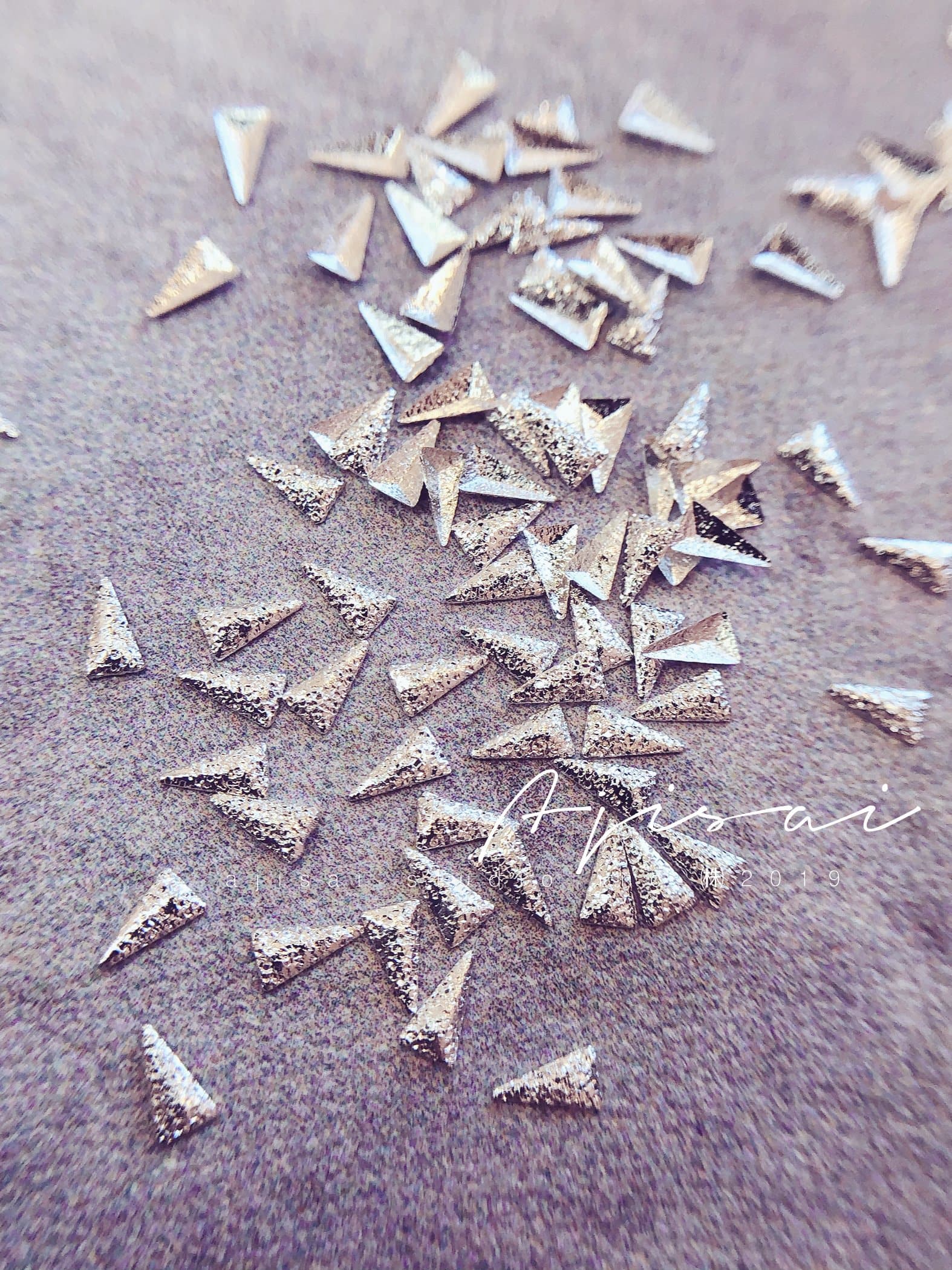 AJISAI Matte Triangle Metal Rivet
